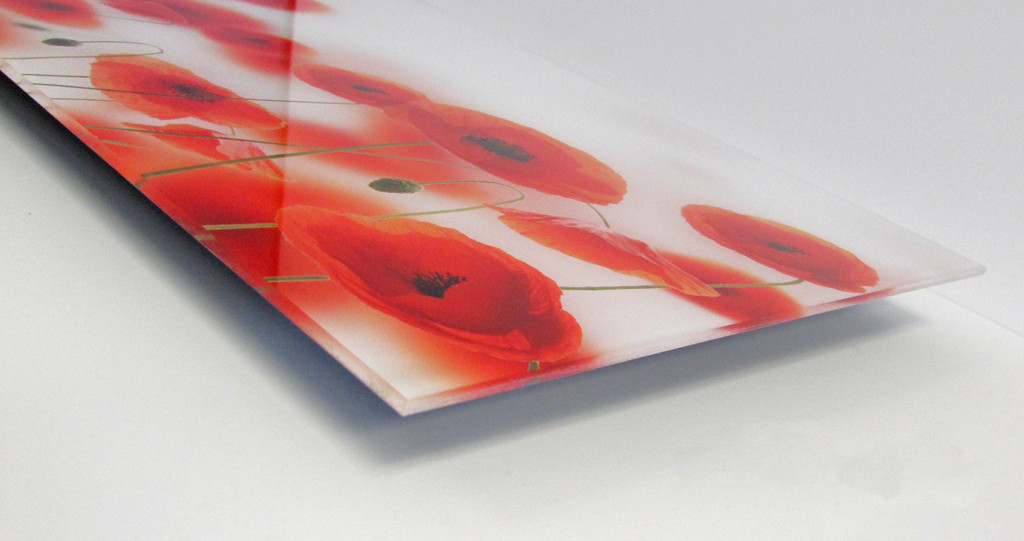 Gros plan sur la tranche d&rsquo;une impression acrylique montrant le panneau optiquement transparent de 1/8&nbsp;pouce