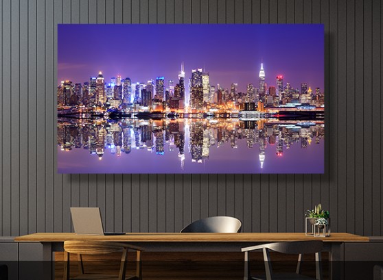 Grande impression sur acrylique de la ligne d&rsquo;horizon de New York accroch&eacute;e au mur d&rsquo;un bureau