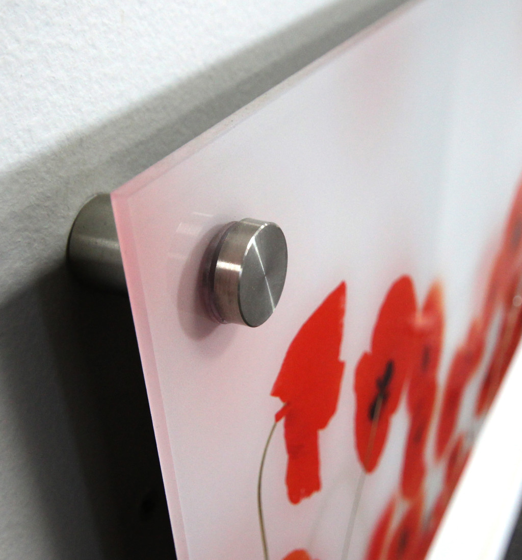 Entretoise en acier inoxydable maintenant une impression acrylique &agrave; distance du mur