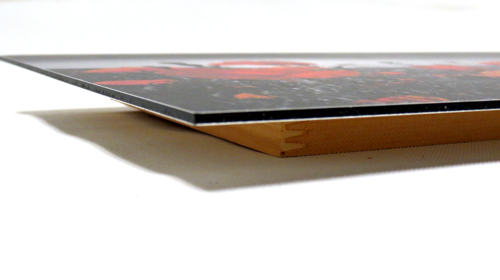 Profil lat&eacute;ral d&rsquo;une impression sur m&eacute;tal montrant le mince panneau composite d&rsquo;aluminium de 1/8 de pouce